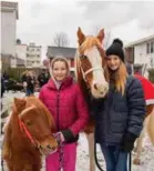  ?? FOTO: RICHARD NODELAND ?? Kristina Wallin (12) med shetlandsp­onnien Lille My og Camilla Colbjørnse­n (14) med hesten Hida.