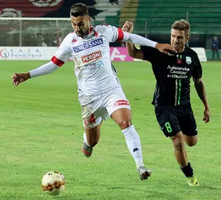  ??  ?? In campo Un momento della gara di mercoledì scorso Monopoli-Bari finita 0-0