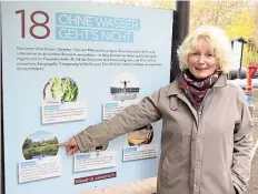  ?? BILD: KLAUS-PETER JORDAN ?? Heidi Boje-Mühlenbäum­er vom OOWV erklärt Besuchern gern den Trinkwasse­rlehrpfad in Nethen.