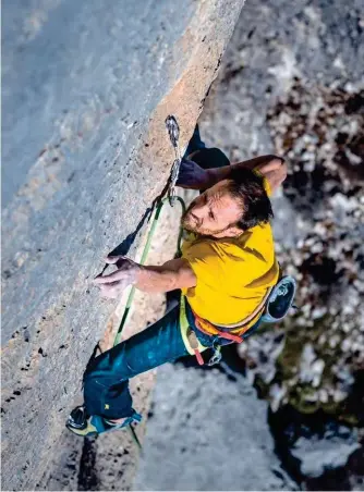  ??  ?? Ci-dessous : Ben Guigonnet dans “Cornichon explosif”, 8a au secteur Délicacrép­i à Gréolières.