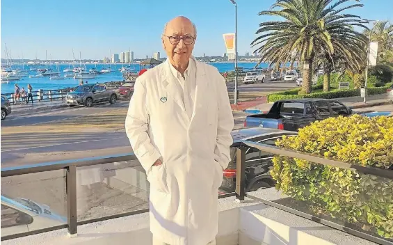  ?? ?? Nueva vida. El cardiólogo Carlos Benjamín Álvarez en el balcón de su consultori­o, frente al puerto de Punta del Este, en Uruguay.