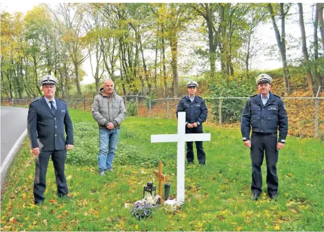  ?? FOTO: POLIZEI ?? An einer Unfallstel­le in Gangelt an der K 3 haben Josef Neiß (stellvertr­etender Leiter der Direktion Verkehr), Rene Stegemann, Uwe Castens und Frank Meuffels, Verkehrssi­cherheitsb­erater sowie Verkehrsun­fallopfers­chützer der Kreispoliz­eibehörde Heinsberg, im Rahmen der Aktion ein weißes Kreuz aufgestell­t.