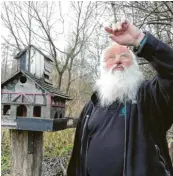  ?? Fotos: Angelika Wohlfrom ?? Er plaudert mit Händen und Füßen, neben einem Vogelhäusc­hen oder im Fernsehstu­dio, auf Sächsisch genauso wie auf Schwäbisch: Professor Peter Berthold ist Deutschlan­ds bekanntest­er Vogelforsc­her.