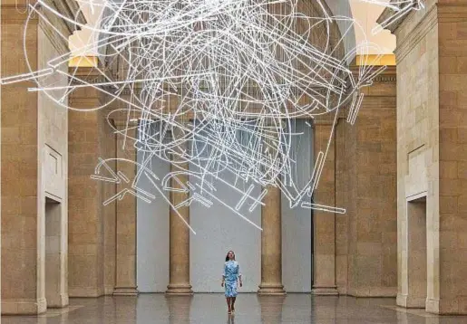  ??  ?? Forms in space… by light (in time): una sorta di labirinto di tubi al neon occupa, fino al prossimo agosto, una galleria della Tate Britain. A installare l’opera sono servite 25 persone per 19 giorni.