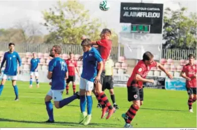  ?? JOSUÉ CORREA ?? El Cartaya (en la imagen ante el Écija) vio cómo se le escapaba un triunfo que tenía casi en la mano.