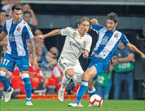  ??  ?? LOS FRENARON. Esteban Granero impide progresar a Luka Modric ante la mirada de Hernán, el sábado, en el Bernabéu.