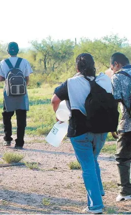  ??  ?? manera ilegal a Estados Unidos, los restos de muchos de ellos