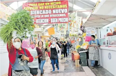  ??  ?? Los locatarios inconforme­s con las obras de remodelaci­ón festejaron la cancelació­n del proyecto