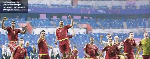  ?? /FOTOS: EFE ?? Los jugadores de Venezuela festejan tras vencer en penales a Uruguay.