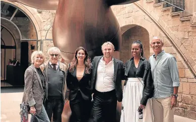  ?? E.P. ?? Los Spielberg y los Obama posaron juntos tras su visita al Moco Museum de Barcelona.