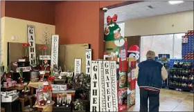  ?? TED ANTHONY - THE ASSOCIATED PRESS ?? Holiday signs sit for sale at the entryway to a supermarke­t in Glenshaw, Pa., Wednesday, Dec. 23.