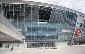  ??  ?? Stakla s vanjske strane su razbijena, a unutrašnjo­st Donbass arene je još u puno gorem stanju jer je sve pokradeno i uništeno