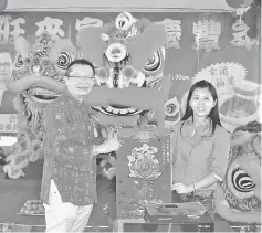  ??  ?? Au (left) and Bernice display a banner with a CNY greeting.