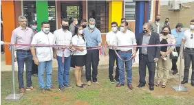  ??  ?? El presidente de la República, Mario Abdo Benítez, acompañó la inauguraci­ón de obras educativas en San Pedro.