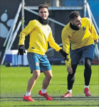  ??  ?? EN AUMENTO. Óscar Melendo, junto a Borja Iglesias, en la Ciudad Deportiva en un entrenamie­nto.