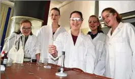  ??  ?? Selbstgema­chte Wunderkerz­en entzündete­n im Chemie-Kabinett: Chantal, Emelie, Luisa, Lisa und Zoe (von links). Foto: Lydia Werner