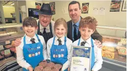  ?? Picture: Phil Hannah. ?? Murray Lauchlan of David Comrie and Son and Bruce Mccall of Scottish Craft Butchers with Morrison’s Academy’s winning burger team.