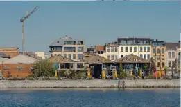  ?? ?? EILANDJE Dans ce vieux quartier portuaire, les usines ont été remplacées par des immeubles nouvelleme­nt construits. Quelques entrepôts subsistent et abritent des bars qui font salle comble en été, face à l’eau. De chaque côté des bassins, le MAS (Museum aan de Stroom) et la Maison du Port (photo page de gauche) sont deux architectu­res marquantes de la ville.