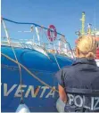 ?? POLIZEI/HANDOUT FOTO: AFP/ITALIENISC­HE ?? Italienisc­he Behörden beschlagna­hmten das Schiff Iuventa der Flüchtling­shelfer-Organisati­on „Jugend rettet“.