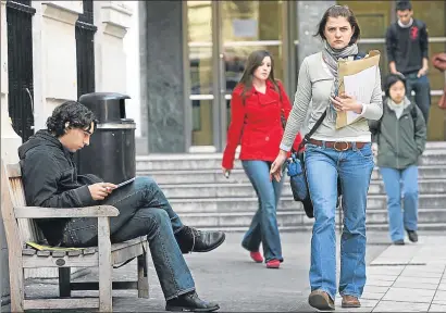  ?? BLOMBERG ?? Las dos terceras partes de los jóvenes de entre 18 y 24 años prefieren quedarse en Europa