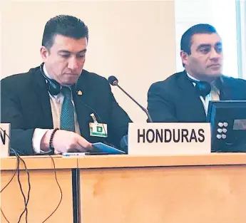  ??  ?? DELEGACIÓN. El presidente de la Corte Suprema de Justicia, Rolando Argueta, presentó el informe junto con el procurador Abraham Alvarenga.