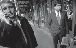  ?? JOHN LEE/CHICAGO TRIBUNE ?? Then-gubernator­ial candidate Rod Blagojevic­h, right, with his assistant campaign manager John Wyma in 2002.