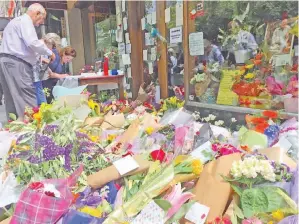  ?? — Gambar Reuters ?? ORANG ramai memberi penghormat­an terakhir kepada mangsa kejadian tikaman di tengah Melbourne semalam.