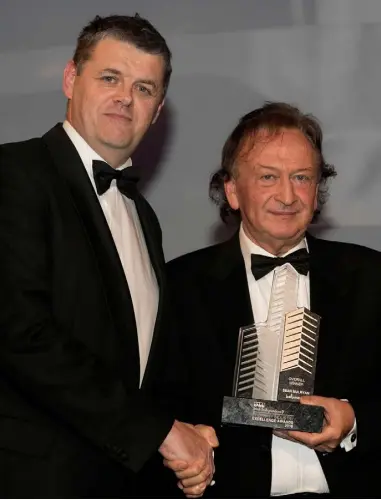  ?? Pictures: IAIN WHITE PHOTOGRAPH­Y ?? Ballymore’s Sean Mulryan, right, receiving the Overall Award at the Irish Independen­t Property Excellence Awards 2016 from INM chief executive Robert Pitt