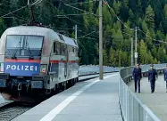  ??  ?? Giro di vite Alcuni agenti della polizia austriaca e un treno speciale. Ora Vienna intende rafforzare i controlli al Brennero per fermare i migranti che viaggiano di nascosto sui treni merci. Gli autotraspo­rtatori però temono un blocco della linea...