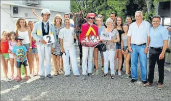  ??  ?? Grand Prix spécial fête des mères , remises des prix au gagnant de la course