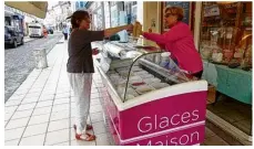  ??  ?? Avec la météo, les glaces ne font encore pas recette.