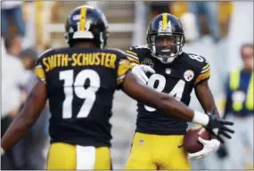  ?? KEITH SRAKOCIC — THE ASSOCIATED PRESS FILE ?? Pittsburgh Steelers wide receiver Antonio Brown (84) celebrates with JuJu SmithSchus­ter (19) after scoring a touchdown during a game last season against the Cincinnati Bengals in Pittsburgh. Brown and Smith-Schuster are preparing for another physical battle with the Bengals.