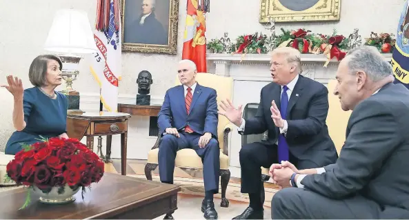  ??  ?? Donald Trump discute sobre la seguridad de las fronteras con Nancy Pelosi (izq.) y Chuck Schumer (der.), ante la mirada del vicepresid­ente Mike Pence, sentado junto al presidente de EU.