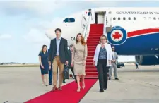  ??  ?? Justin Trudeau, primer ministro de Canadá, y su esposa Sophie Gregoire, llegaron ayer a Washington. El canadiense se reúne hoy con Donald Trump.