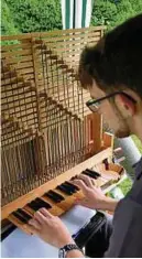  ??  ?? Lucas Weber spielte eine Orgel, Marke Eigenbau, mit kuriosem Gebläse.