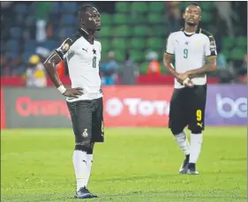  ?? FOTO: EFE ?? Ghana, con un día menos de descanso Badu (i) y Jordan Ayew, tras caer ante Camerún