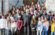  ??  ?? Klassenfot­o mit Ministerpr­äsident: Horst Seehofer lässt sich mit Stipendiat­en der Ro land Berger Stiftung fotografie­ren. Mit dabei ist der Stifter selbst, zudem Ingolstadt­s Oberbürger­meister Christian Lösel und Audi Personalvo­rstand Wendelin Göbel.