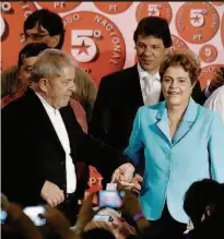  ??  ?? Dilma e Lula durante congresso do PT em 2015; texto é creditado a integrante­s de corrente interna