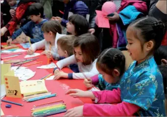  ?? CHEN WEIHUA / CHINA DAILY ?? The Chinese Lunar New Year Family Day event at the Kogod Courtyard of the Smithsonia­n’s American Art Museum in Washington on Saturday drew a crowd of 7,500, mostly parents with young children. They watched a lion dance, Peking Opera and acrobatics,...