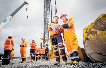  ?? Photo / Jason Oxenham ?? Auckland mayor Phil Goff with Constructi­on Manager Jason Giacopazzi, at the Watercare Central Intercepto­r site in Mangere.