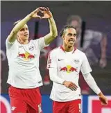  ??  ?? Ein Herz für die Fans: Leipzig-Torschütze­n Lukas Klosterman­n (l.) und Yussuf Poulsen. Foto: dpa/Woitas