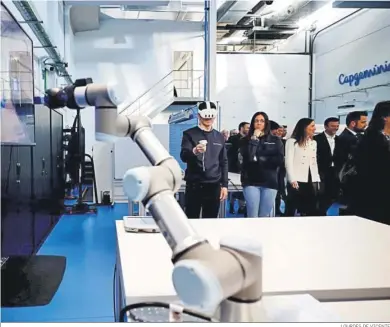  ?? LOURDES DE VICENTE ?? Una imagen del Laboratori­o de Industria Inteligent­e de Capgemini, con un brazo robótico en primer término.