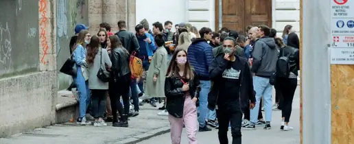  ??  ?? Ritrovo Passeggio e locali pieni ieri in centro storico all’ora dell’aperitivo nel primo fine settimana con i nuovi limiti