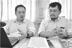  ??  ?? Chong (left) during a press conference yesterday, accompanie­d by state DAP deputy chairman Leon Jimat Donald.