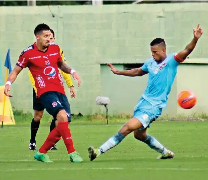  ?? FOTO ?? Jonathan Lopera sigue sumando minutos en el equipo de Luis Zubeldía como recambio de Didier Moreno en el mediocampo. Tuvo una buena actuación ayer.