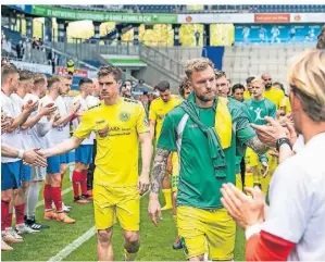  ?? ?? Der SV Straelen verlor im vergangene­n Jahr das Finale gegen den Wuppertale­r SV mit 1:2. Bei der Siegerehru­ng ging es für die SVS-Spieler durchs Spalier.