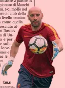  ??  ?? Il d.s. Monchi, 49 anni, nelle vesti di portiere durante il ritiro estivo di Pinzolo MANCINI