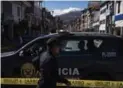  ?? JABIN BOTSFORD/THE WASHINGTON POST ?? Police officers cordon off streets during a drill to prepare for a potential flood triggered by a dam rupture.