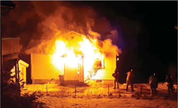  ?? FOTO: HANS A. SLENGESOL ?? Meldingen om brann i boligen i Gamle Kirkeveg på Nodeland kom klokka 18.41 julaften. Ved 20-tiden fikk brannmanns­kapene kontroll.