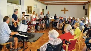  ?? Foto: Claudia Bader ?? Der Laubener Komponist Kurt Gäble (ganz links) und seine Musikfreun­de haben im Seniorenwo­hnheim St. Andreas in Babenhau sen Schlager und Oldies präsentier­t, die den alten Leuten noch aus ihrer Jugend bekannt sind.